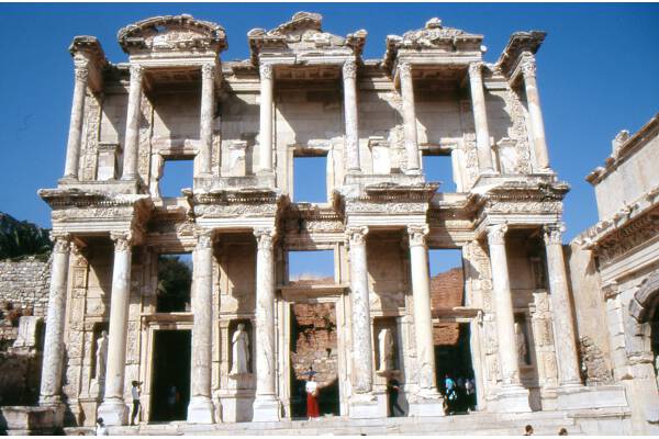 Lady in red visits Celsus Bibliothek